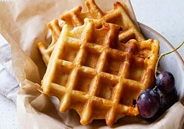 Gofres con queso y uvas