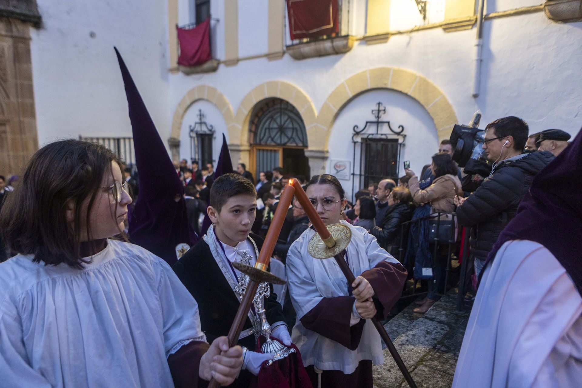 Las mejores imágenes del Lunes Santo en Cáceres