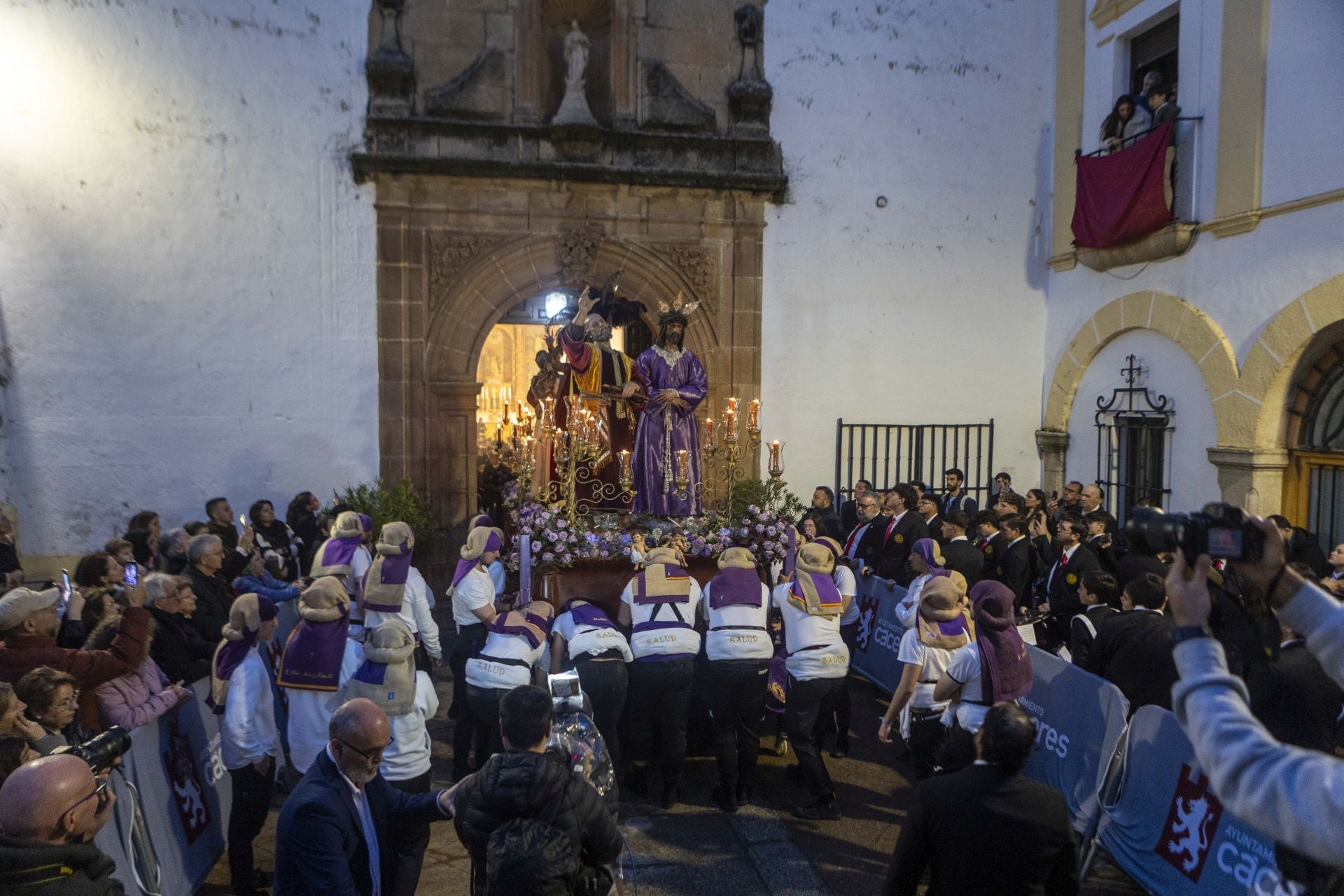 Las mejores imágenes del Lunes Santo en Cáceres