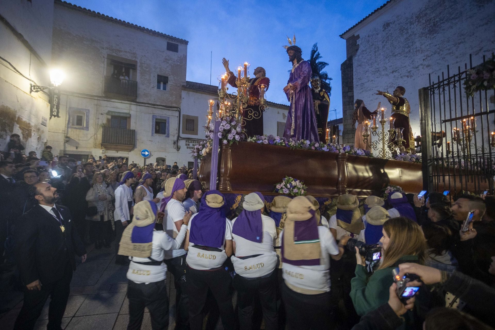 Las mejores imágenes del Lunes Santo en Cáceres