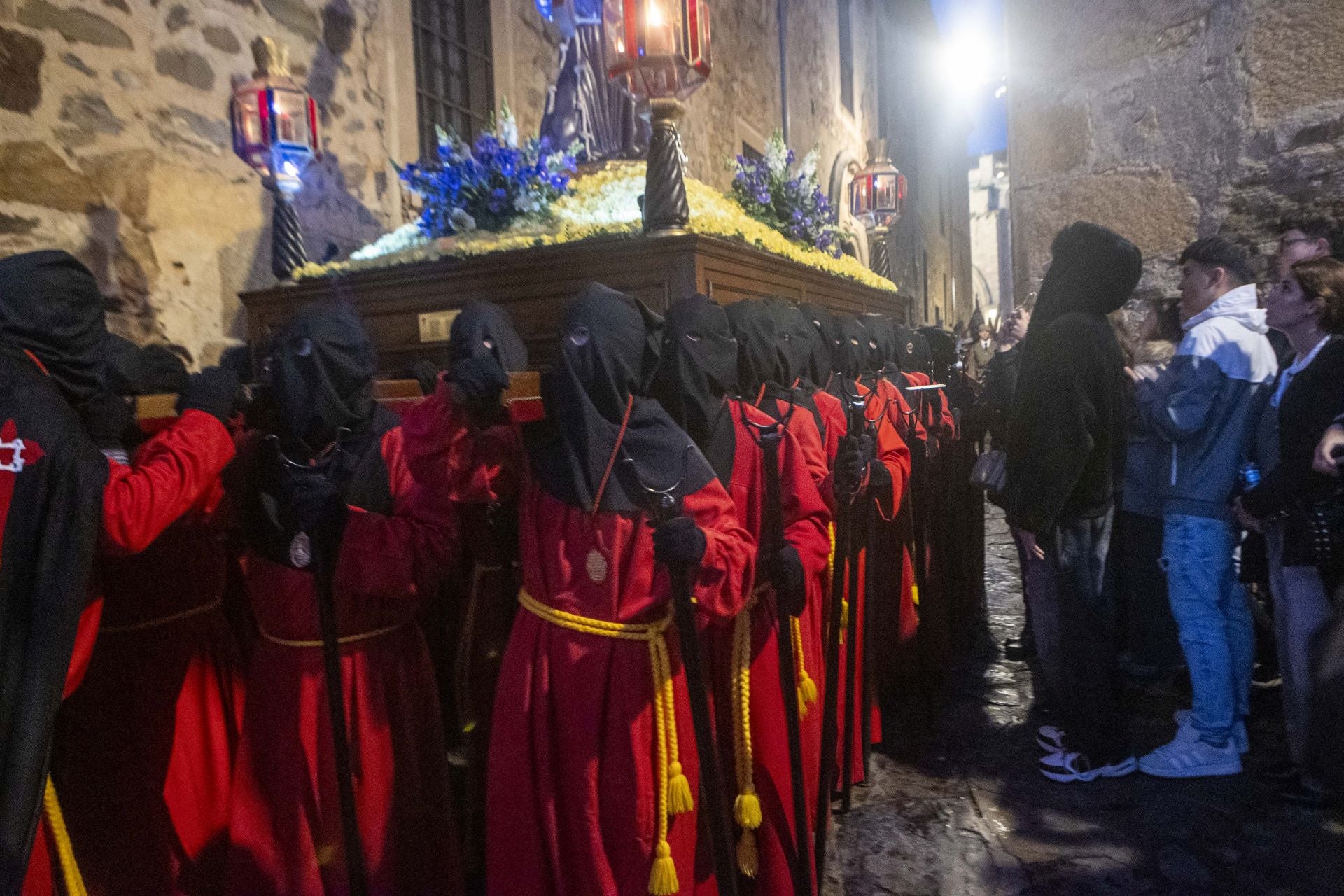 Las mejores imágenes del Lunes Santo en Cáceres