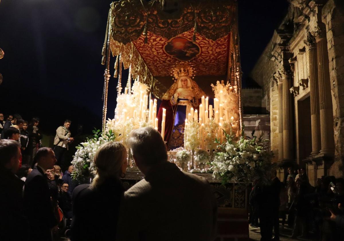 El alcalde de Plasencia explicó a Guardiola los detalles de las dos tallas de la hermandad de la Pasión.