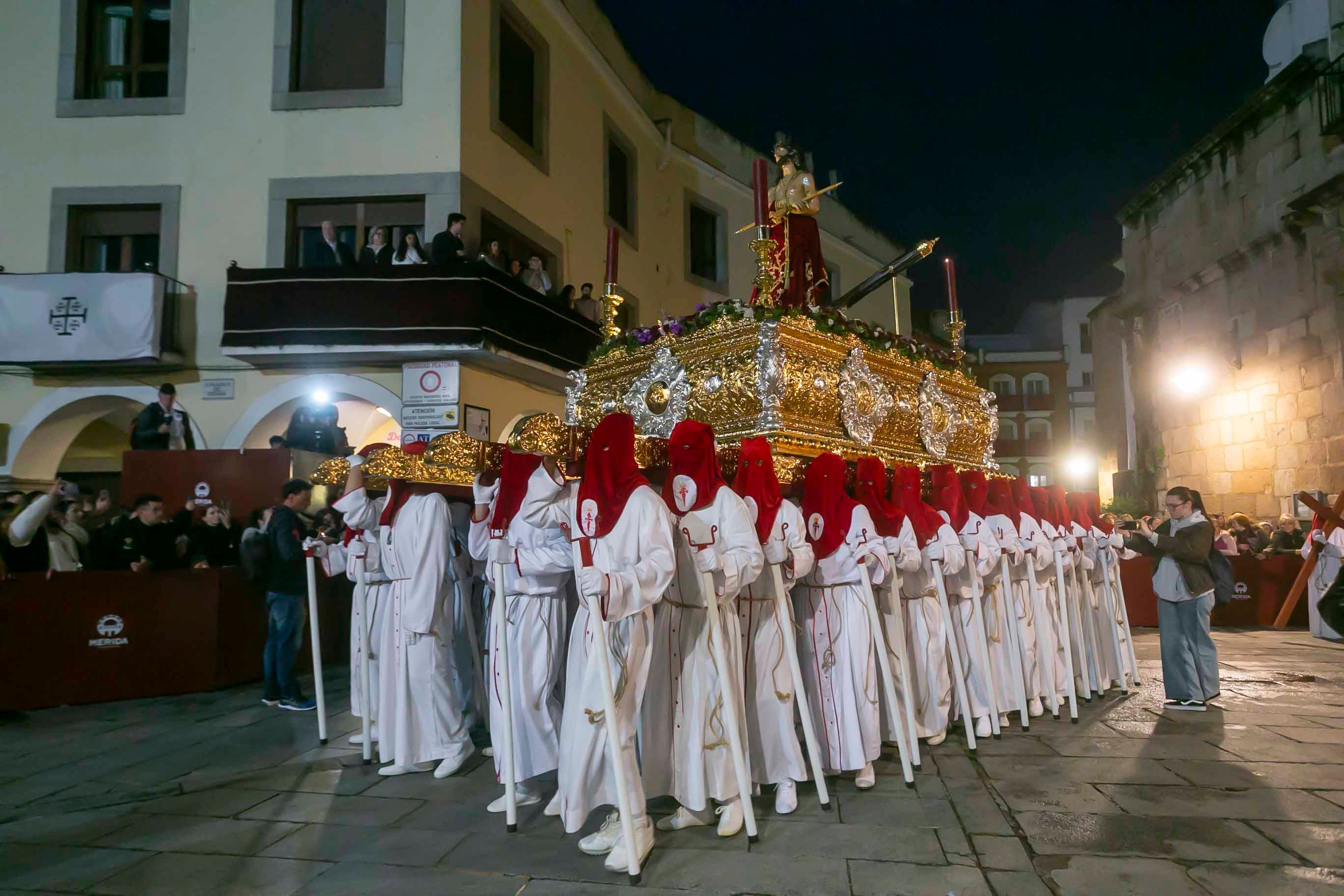 El Santísimo Cristo de las Injurias tras salir del templo recorriendo la plaza de España.