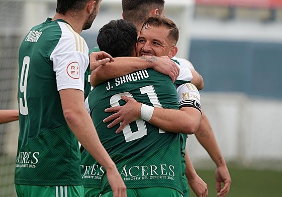 Alegría en las filas verdiblancas tras el tanto que anotó Sancho frente al Illescas.
