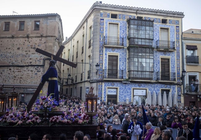 Imagen de la procesión de Jesús del Perdón a su salida desde la plaza de San Juan, con mucho público.