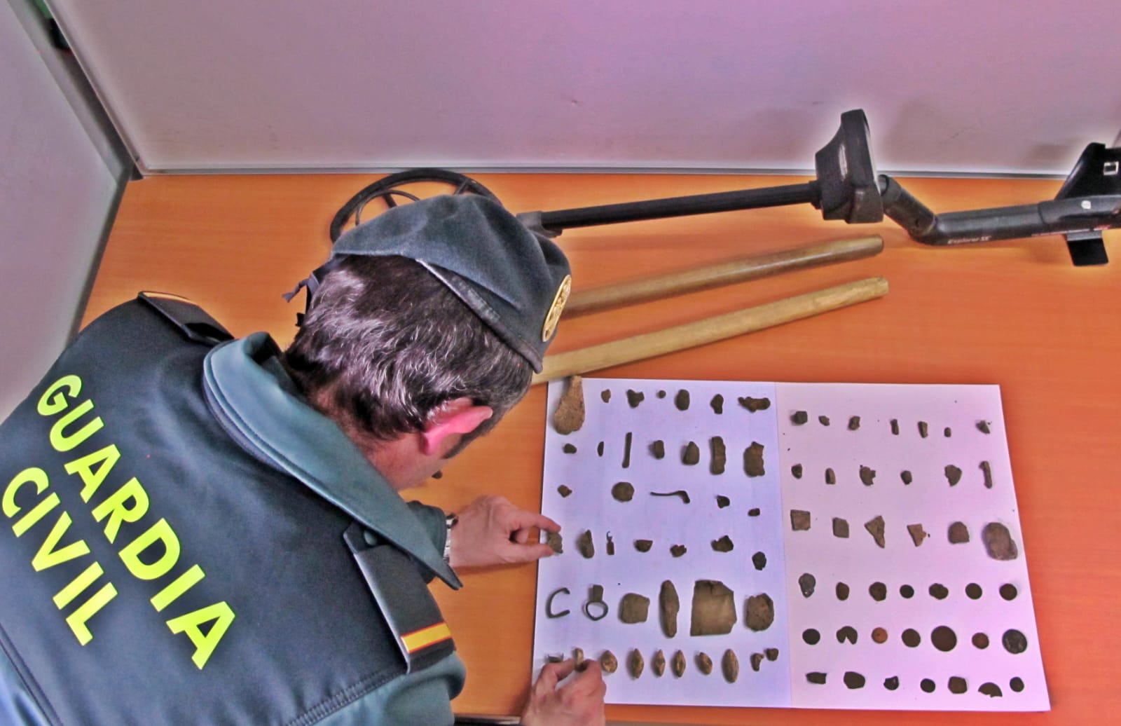 La Guardia Civil recopila el material incautado.