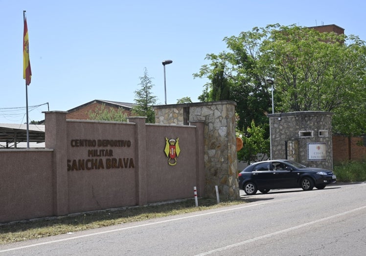 El centro deportivo seguirá funcionando para los militares.