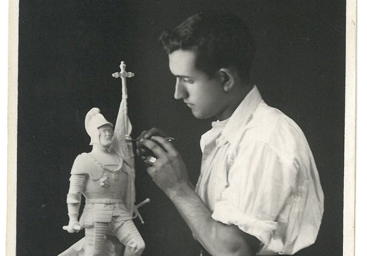 Un jovencísimo Jerónimo de Soto posa con una de sus obras.