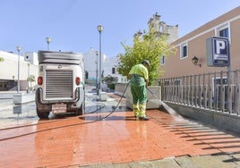 Un operario limpia la plaza de Santa María en una imagen de archivo.