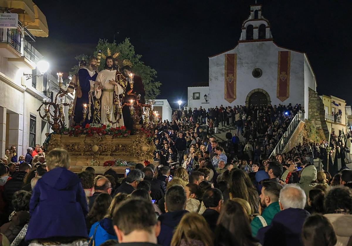 Multitudinaria salida del Cristo del Perdón el Lunes Santo.