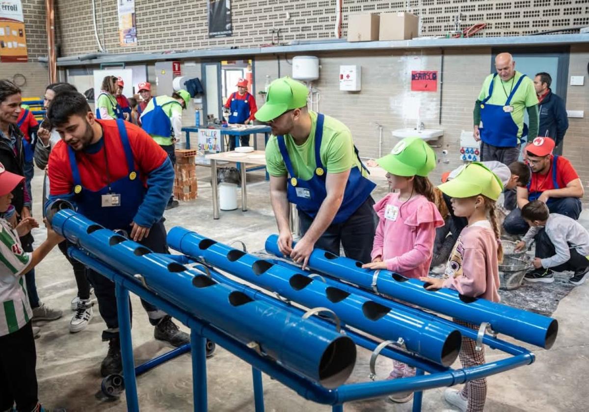 Barraeca enseña a los niños fontanería y albañilería