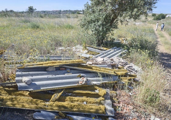 Un tejado de uralita, que contiene amianto, abandonado ilegalmente junto a Las Vaguadas.