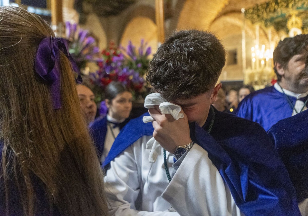 Un joven cofrade de los Ramos llora sin consuelo ante la suspensión del desfile.