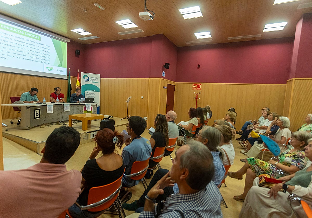 Asistentes a una mesa redonda sobre suicidio en Cáceres, en una imagen de archivo.