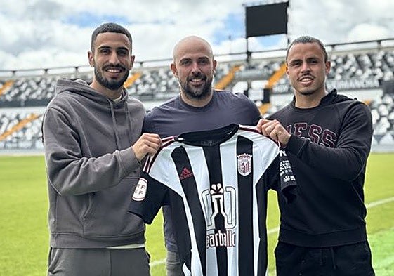 Javi Lobato y Gus Quezada posan con la camiseta del Badajoz junto a Luis Oliver Sierra.