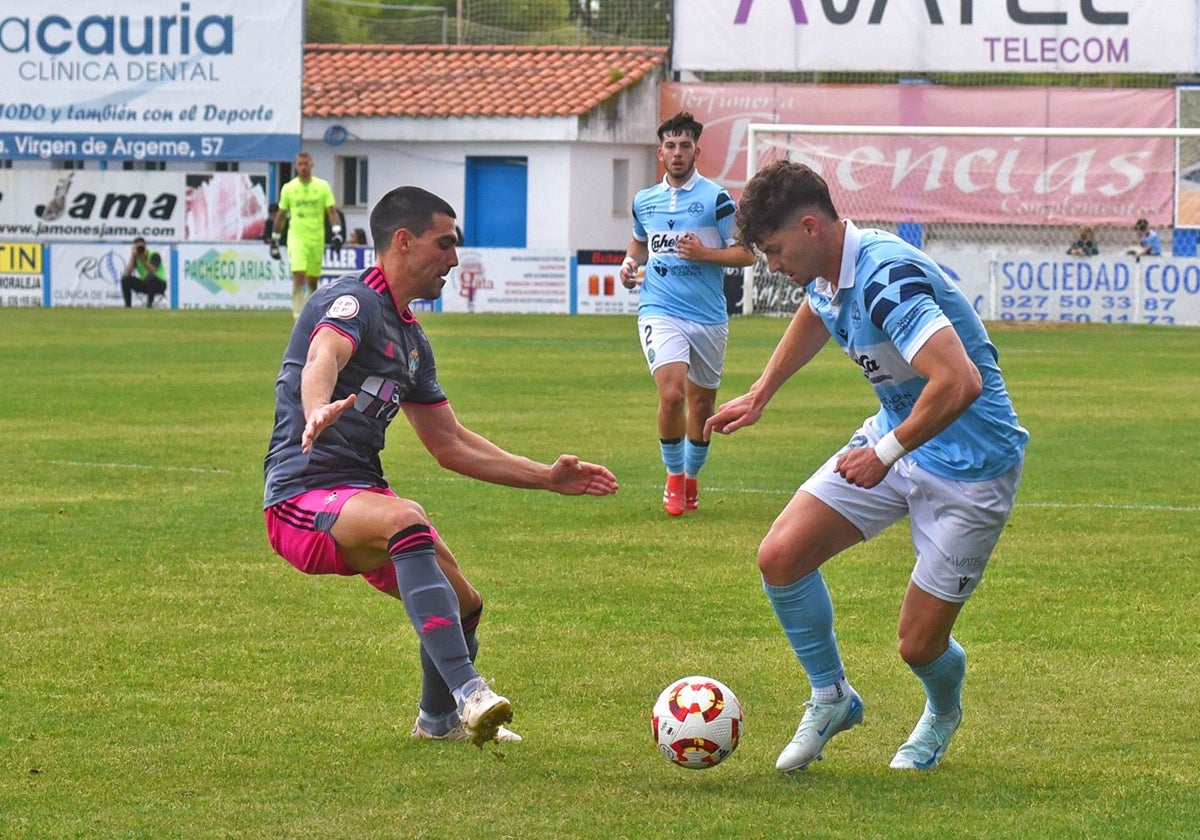 Mariano Carmona trata de llevarse el balón en el duelo del Coria ante el Talavera.