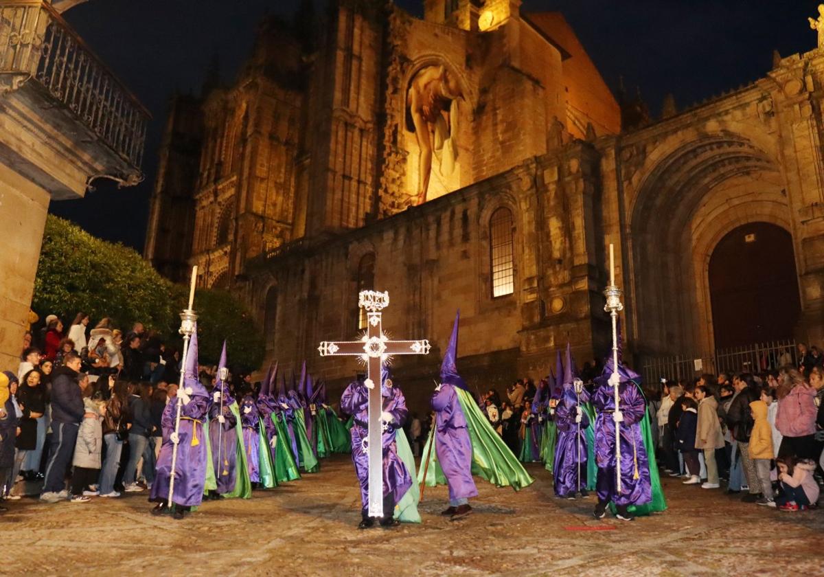 La Cruz de Guía apareció por la plazade la Catedral con 30 minutos de retraso.