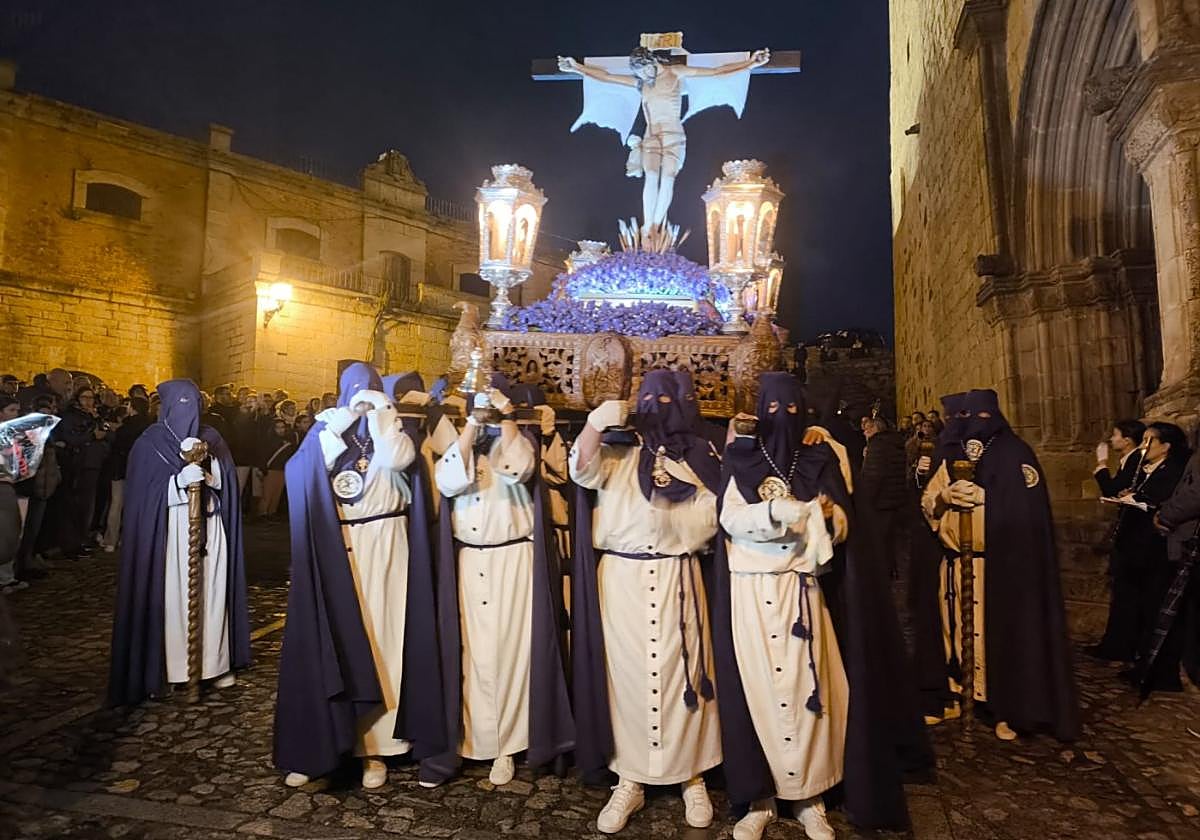 Miércoles Santo en Trujillo: Las imágenes salen a la calle, a pesar del mal tiempo