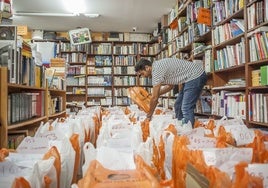 Preparativos de libros de texto al inicio de un curso escolar en una librería de la región.