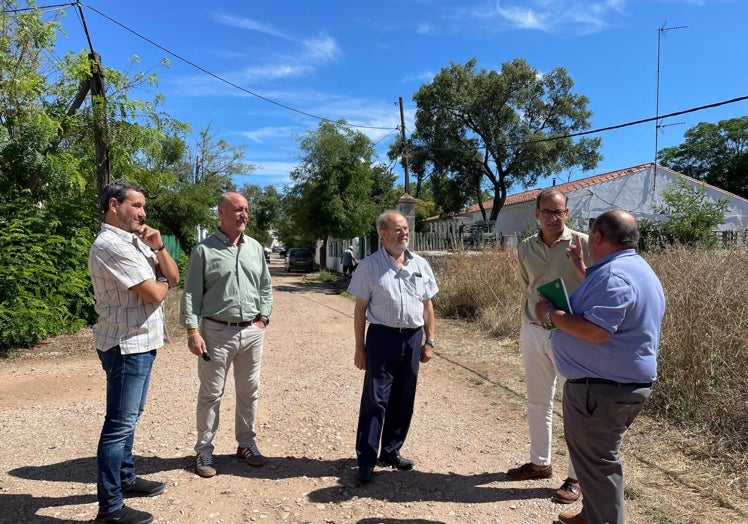 El alcalde, Rafael Mateos, segundo por la derecha, en una visita al poblado minero.