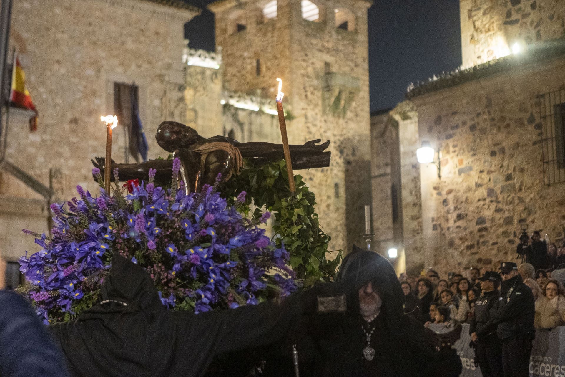 Las mejores imágenes de la procesión del Cristo Negro en Cáceres