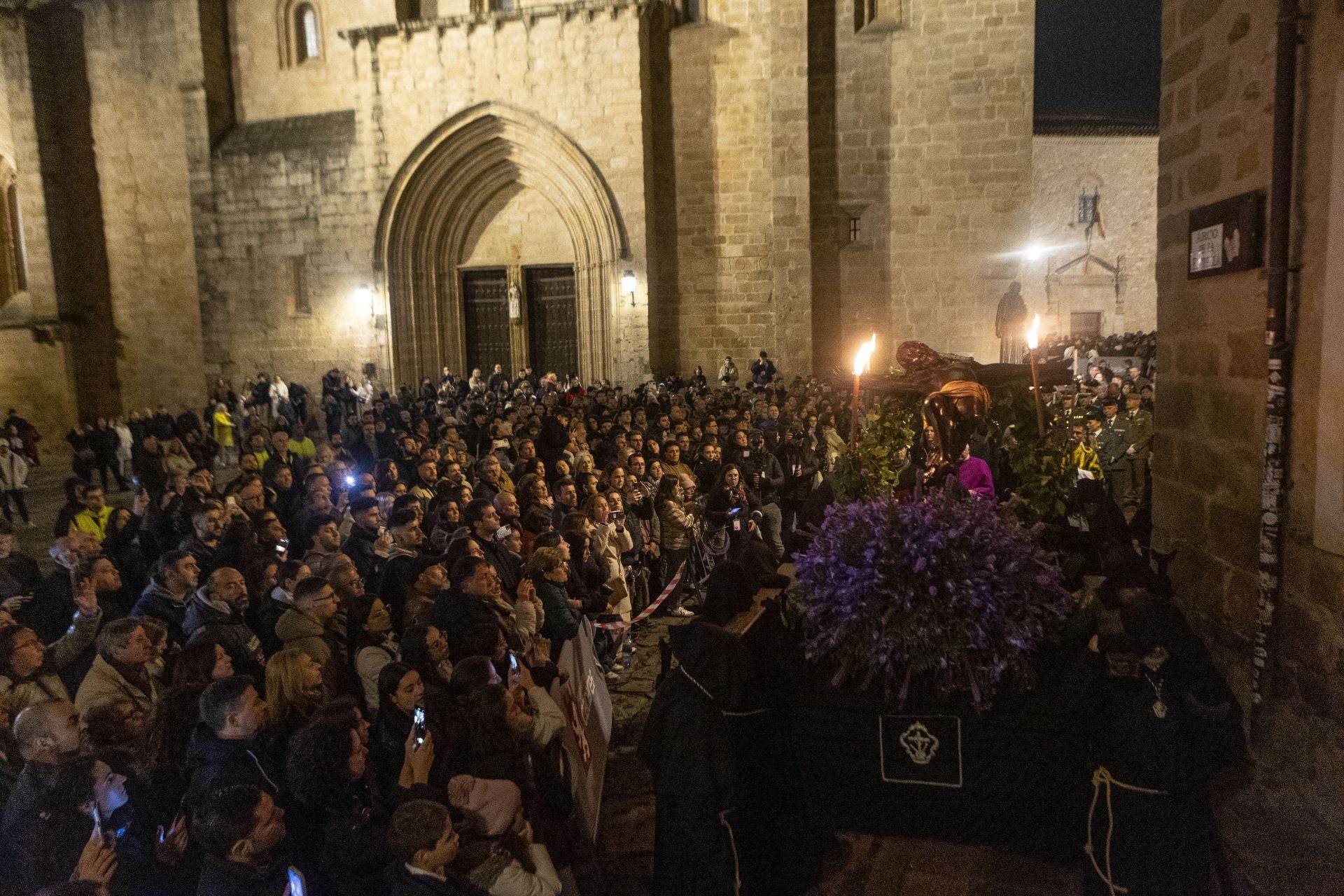 Las mejores imágenes de la procesión del Cristo Negro en Cáceres