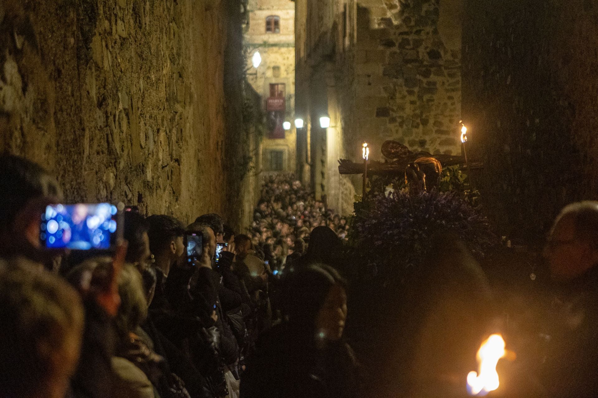 Las mejores imágenes de la procesión del Cristo Negro en Cáceres