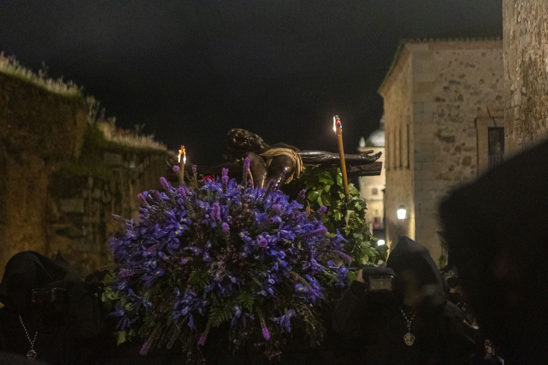 Las mejores imágenes de la procesión del Cristo Negro en Cáceres