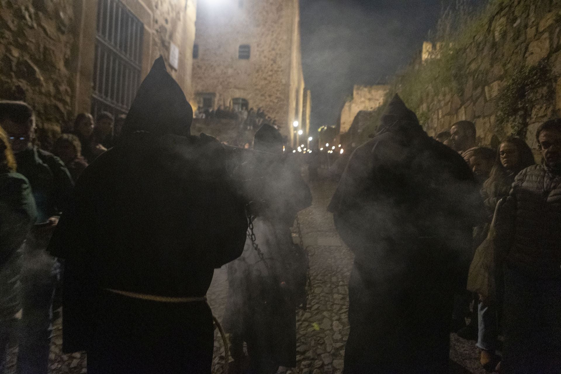 Las mejores imágenes de la procesión del Cristo Negro en Cáceres