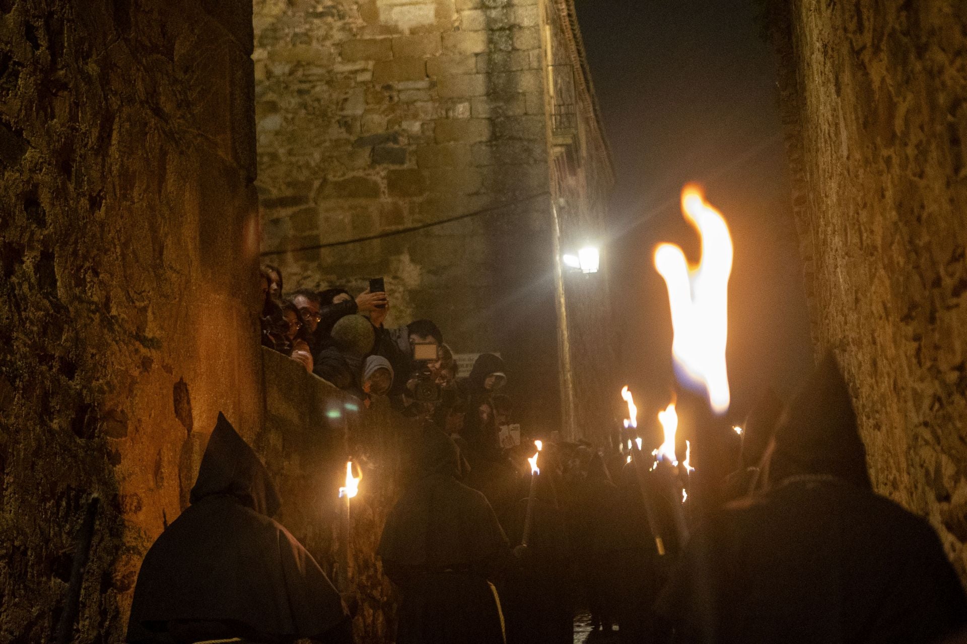 Las mejores imágenes de la procesión del Cristo Negro en Cáceres