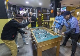 Partida de futbolín, con Luis Roberto Chancay, a la derecha; el artista Isidro Bolaños y el cocinero Pablo González, a su lado.