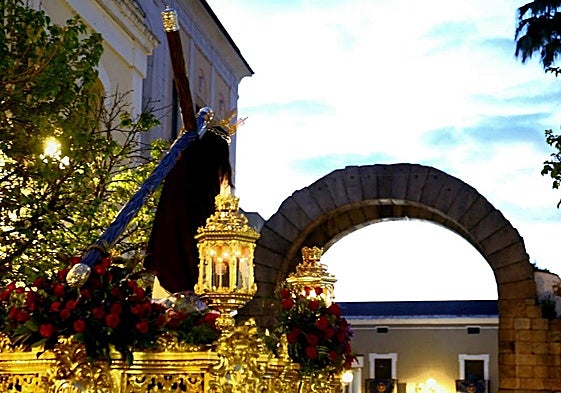 El Nazareno pasando ayer por el Arco de Trajano.