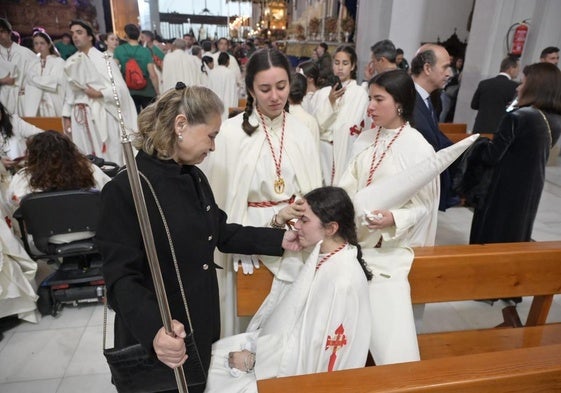 La consejera de Cultura, Mercedes Vaquera, consuela a una nazarena tras suspenderse el desfile.