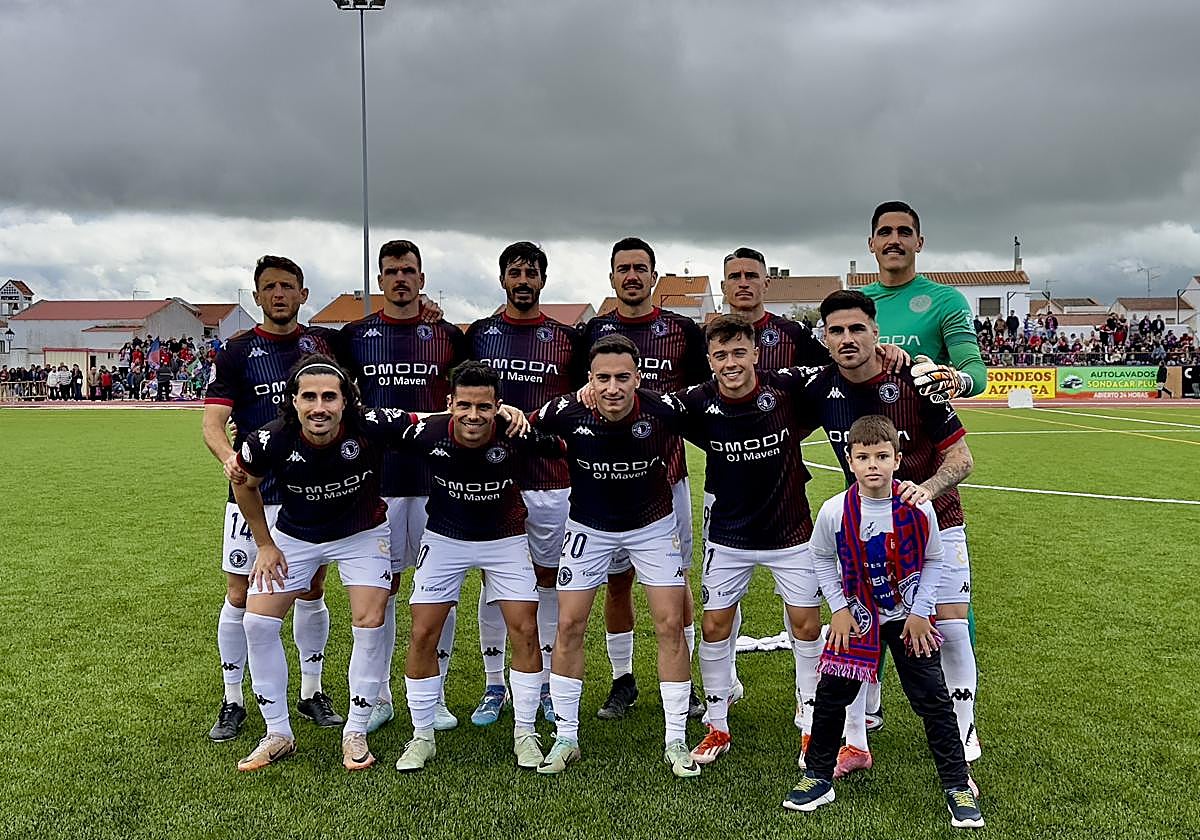 El Extremadura empata y mantiene cinco puntos sobre el Azuaga