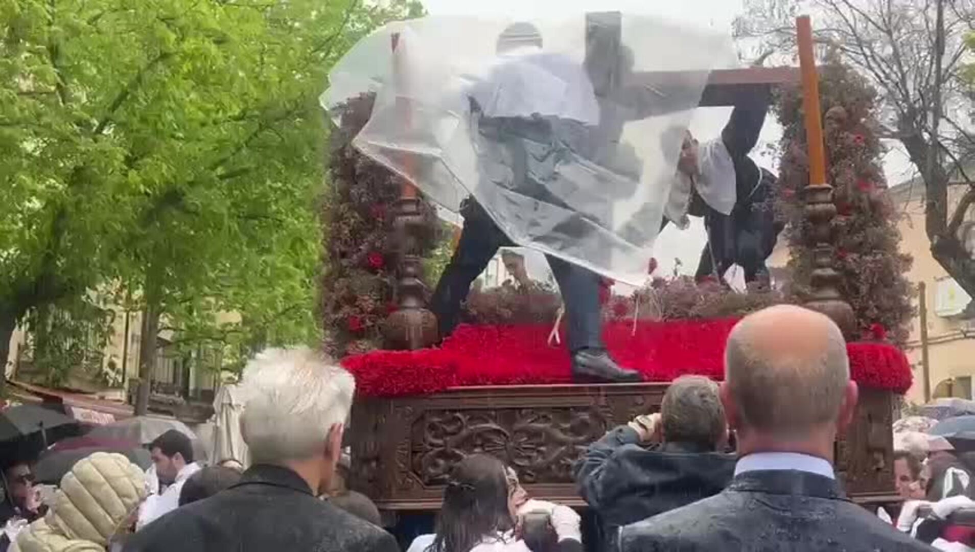 La lluvia sorprende a la cofradía de los Estudiantes en su procesión del Viernes Santo en Cáceres