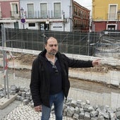 Francisco Borrego junto a su restaurante y en el centro de la plaza que será plataforma única.