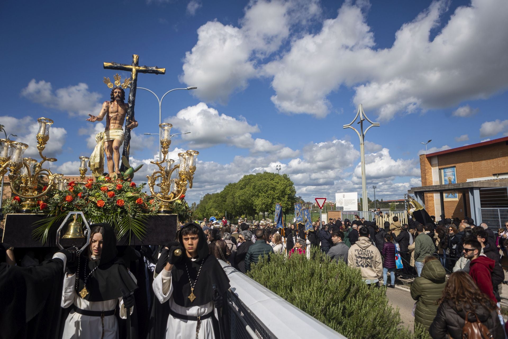 La procesión de la Cofradía del Cristo de la Victoria de Cáceres, en imágenes