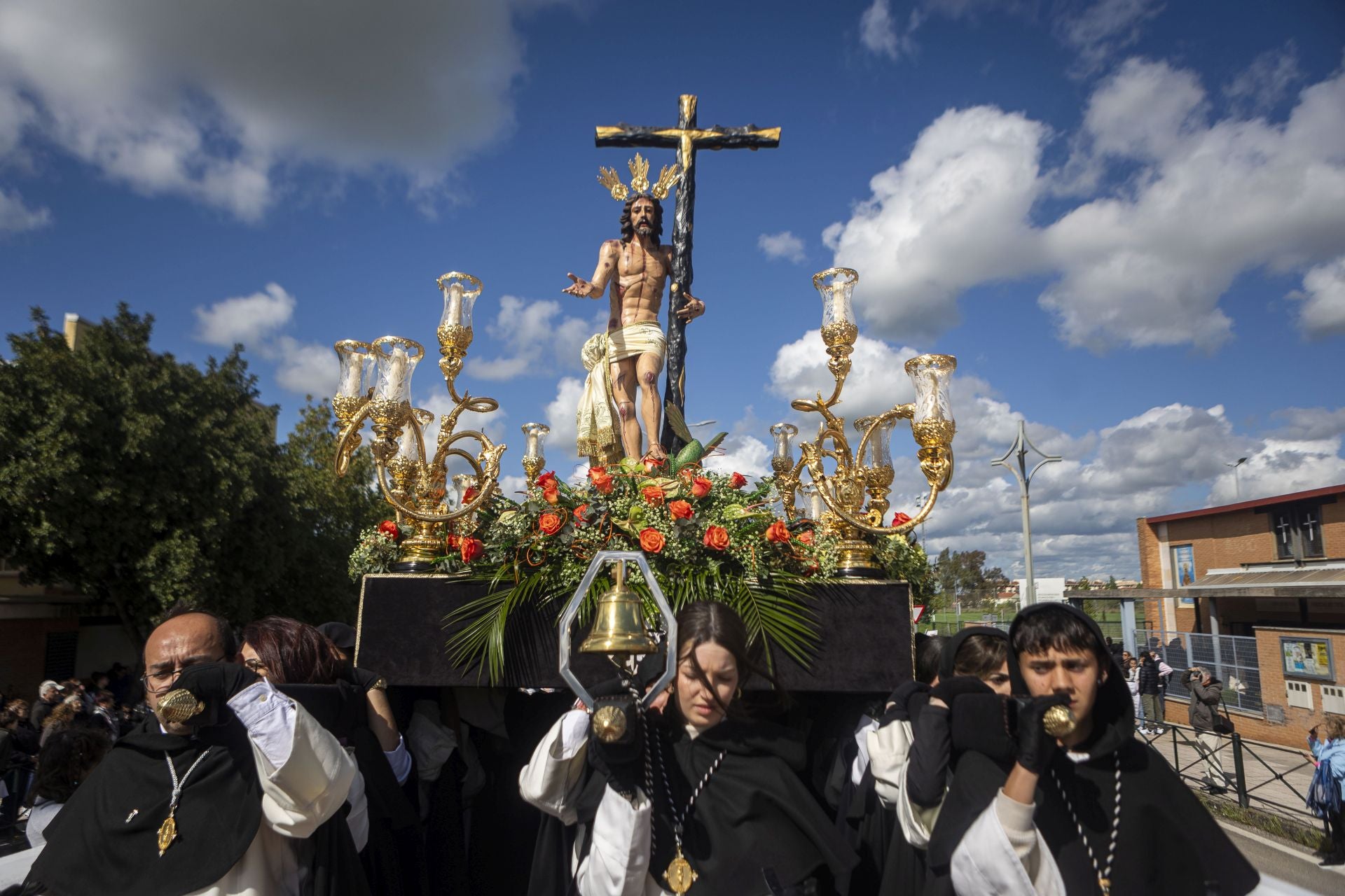 La procesión de la Cofradía del Cristo de la Victoria de Cáceres, en imágenes