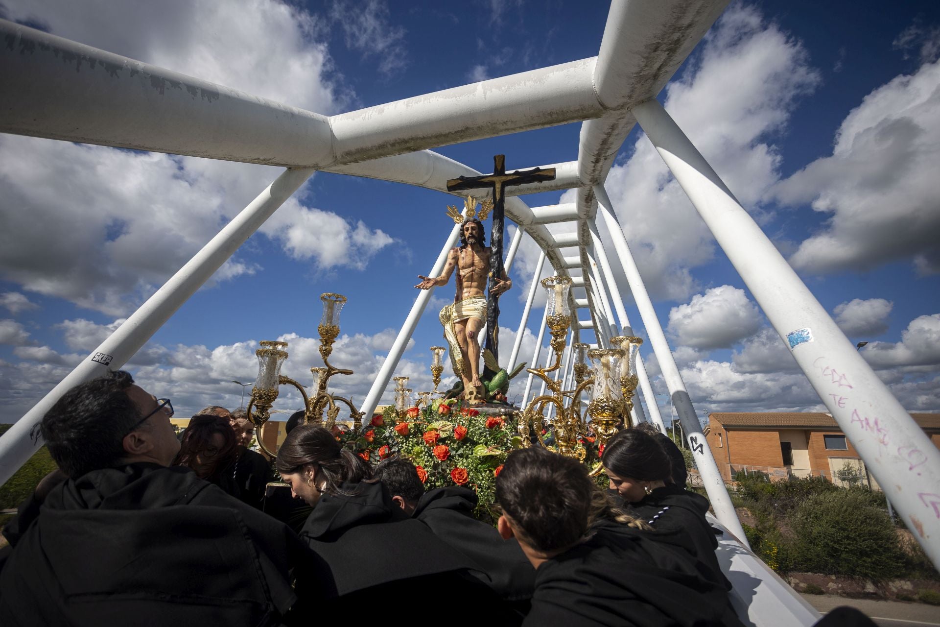 La procesión de la Cofradía del Cristo de la Victoria de Cáceres, en imágenes