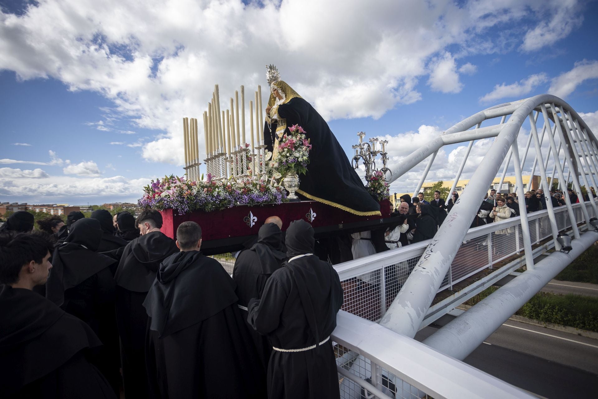 La procesión de la Cofradía del Cristo de la Victoria de Cáceres, en imágenes