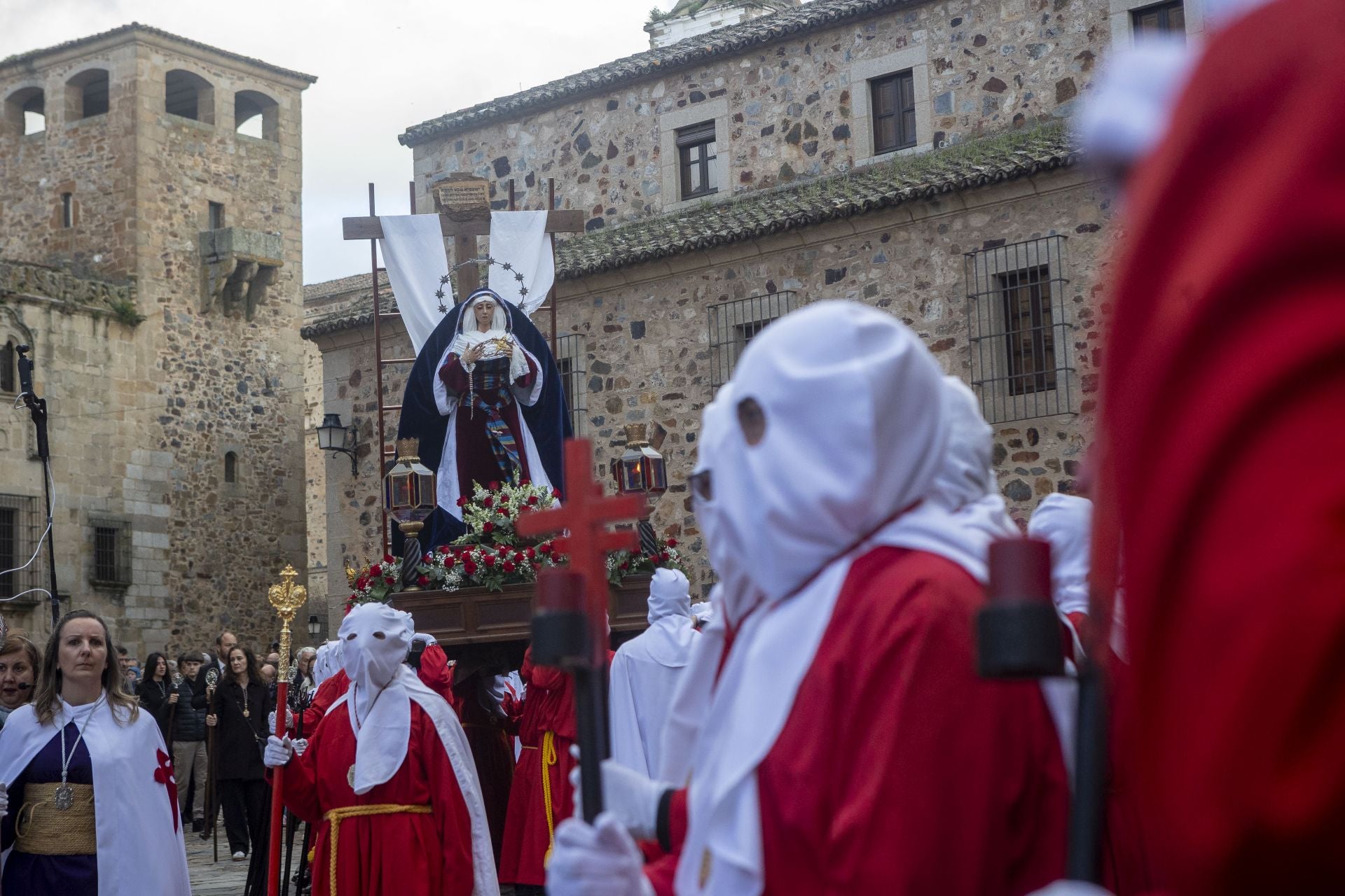 La procesión de la Cofradía de Batallas en Cáceres, en imágenes