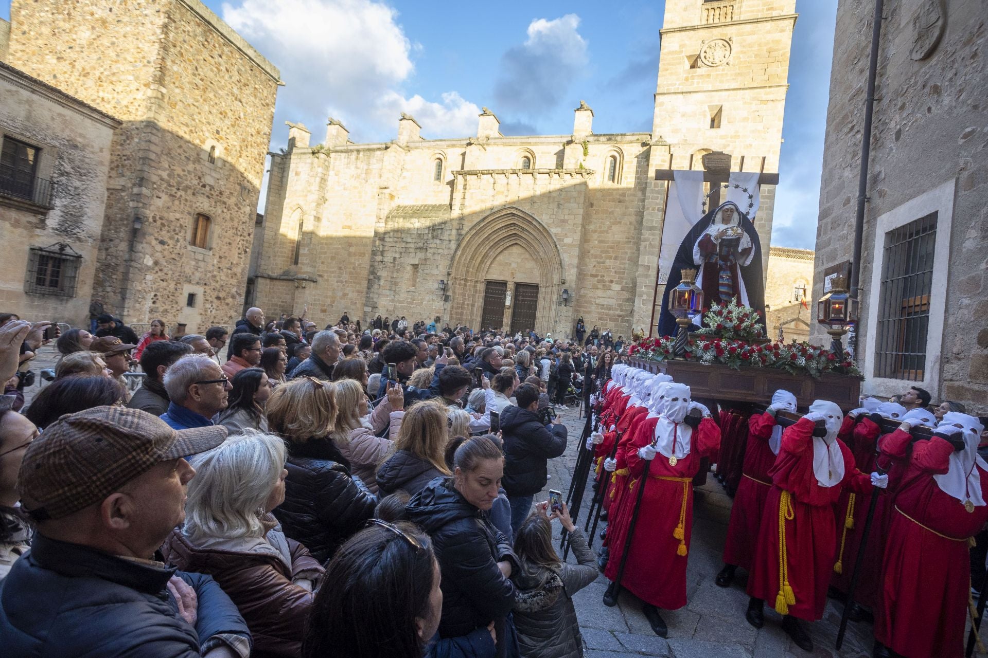La procesión de la Cofradía de Batallas en Cáceres, en imágenes