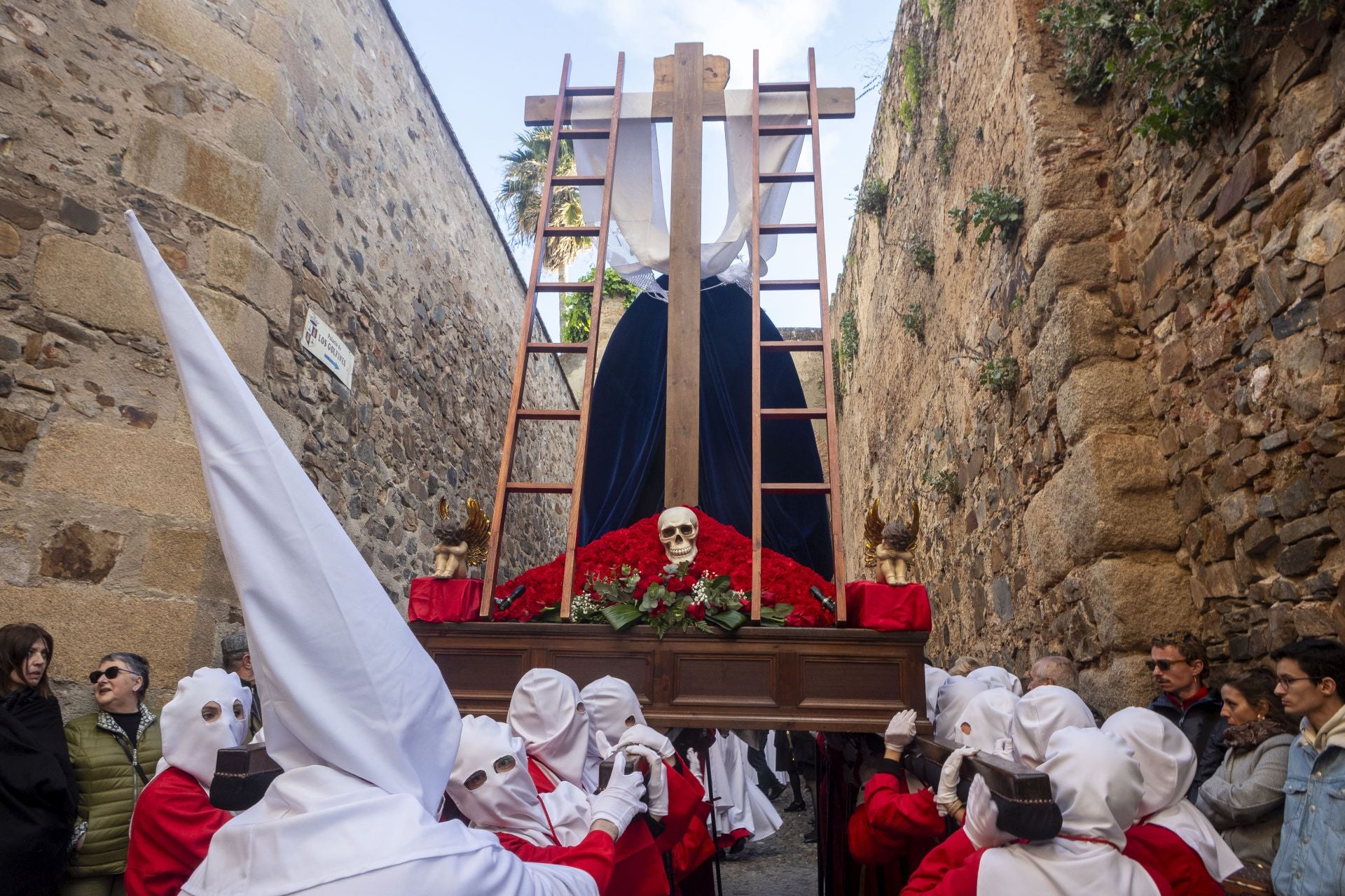 La procesión de la Cofradía de Batallas en Cáceres, en imágenes