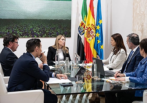 Reunión el pasado miércoles de María Guardiola con responsables de la gigafactoría
