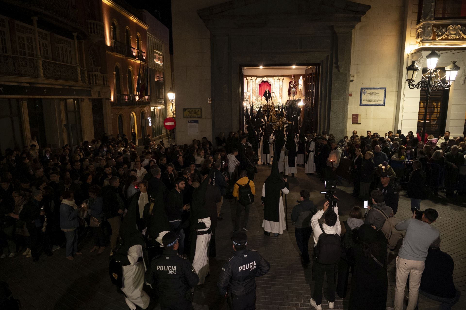 La procesión de la Virgen de la Soledad de Badajoz, en imágenes