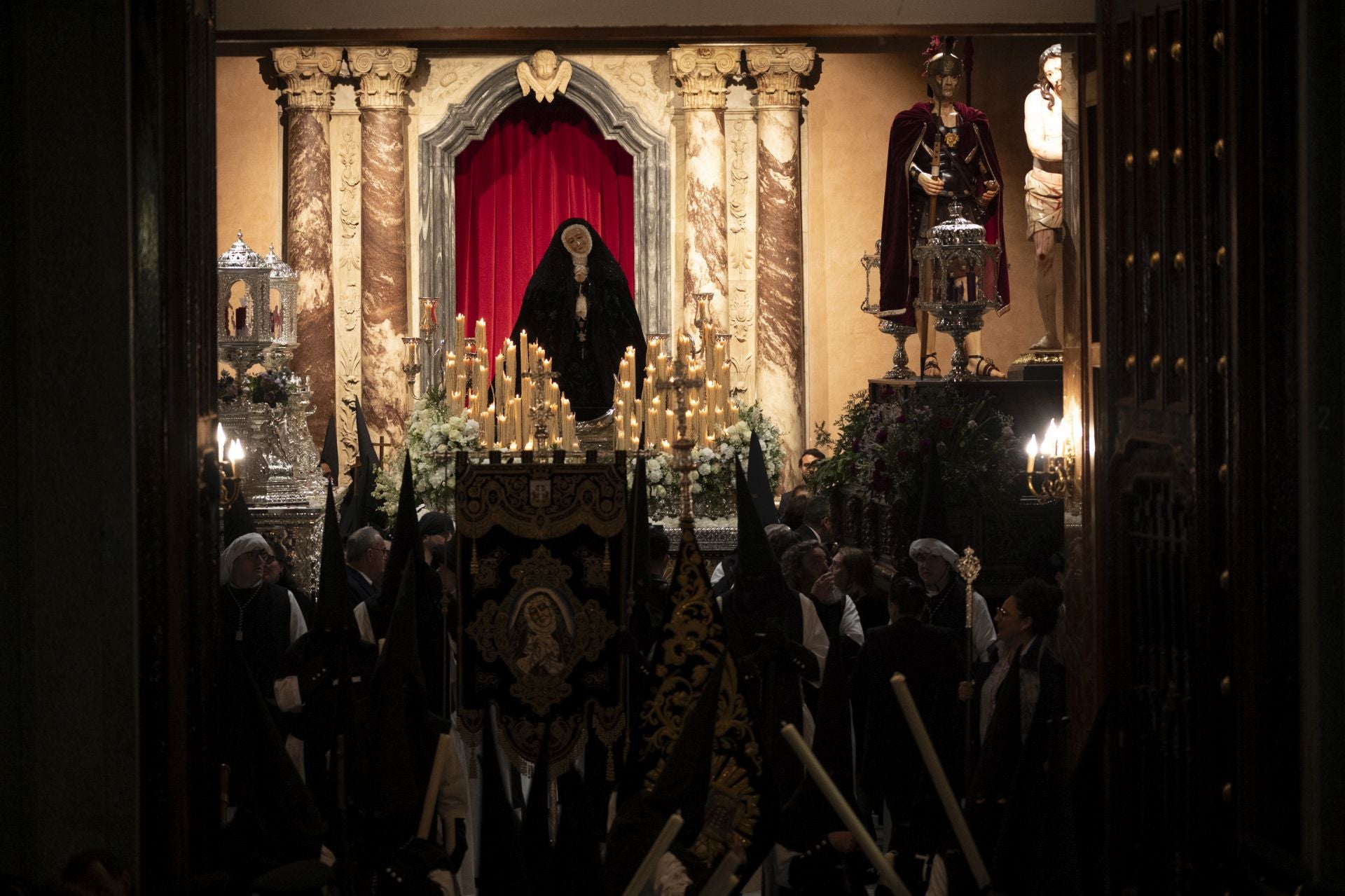 La procesión de la Virgen de la Soledad de Badajoz, en imágenes