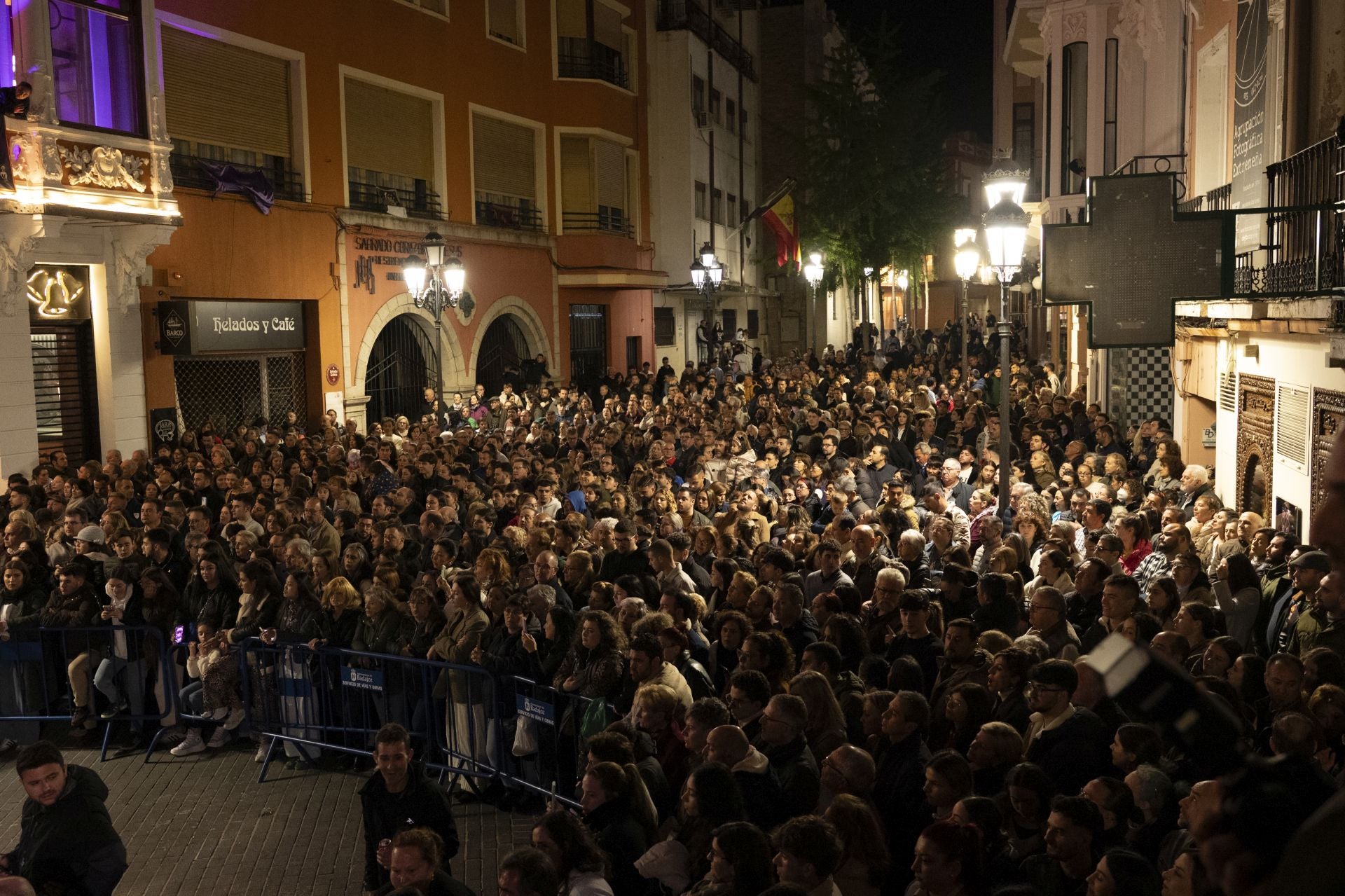 La procesión de la Virgen de la Soledad de Badajoz, en imágenes