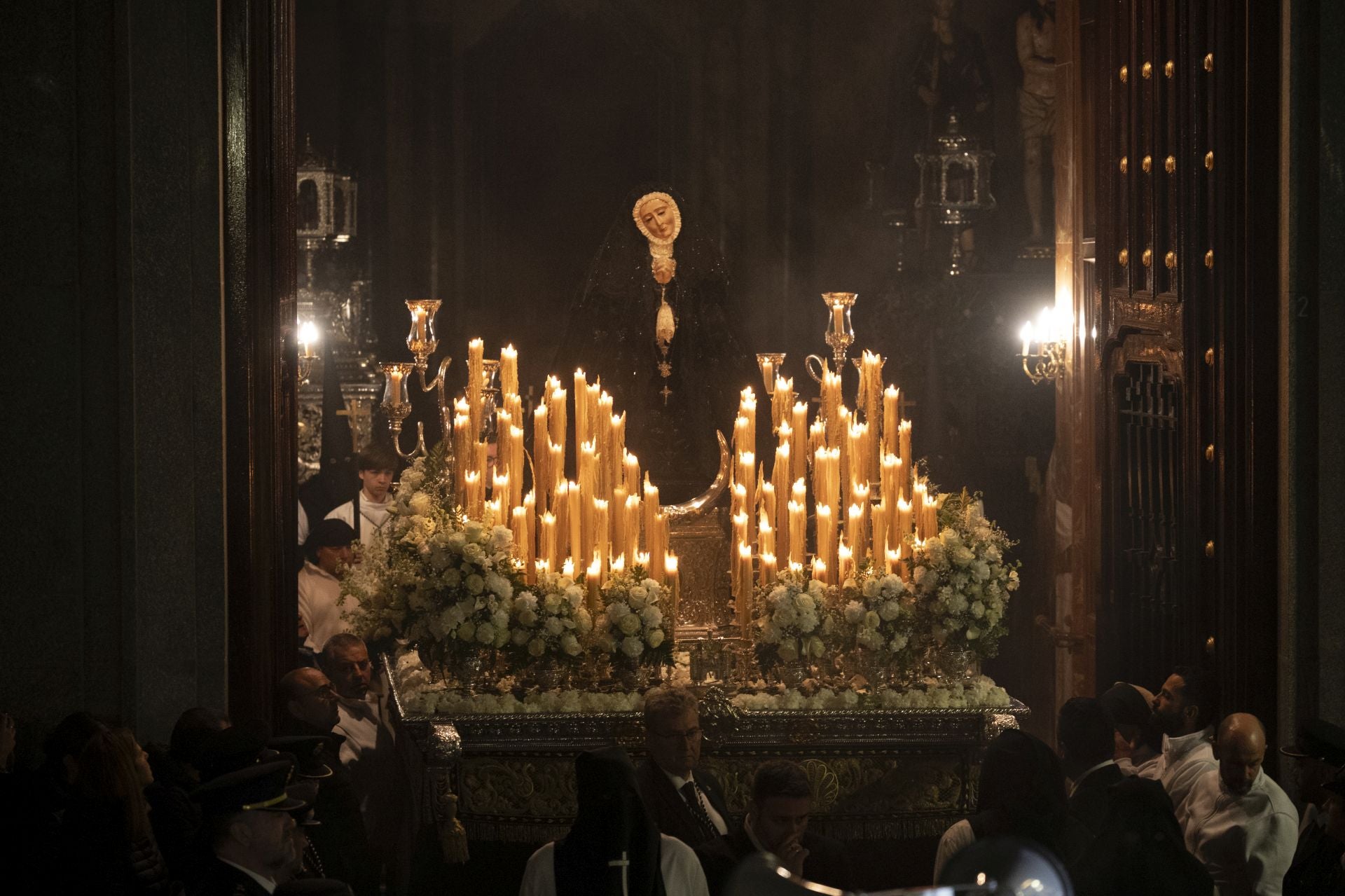 La procesión de la Virgen de la Soledad de Badajoz, en imágenes