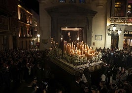 La procesión de la Virgen de la Soledad de Badajoz, en imágenes