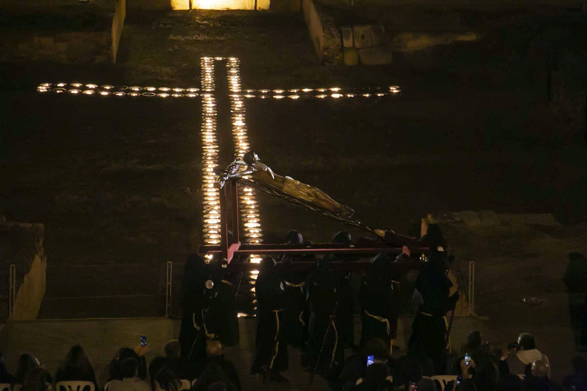 Las mejores imágenes del viacrucis en el Anfiteatro de Mérida